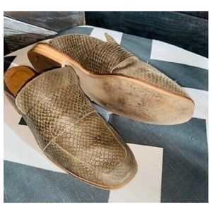 ⬇️$128 Free People Leath Mule Olive Snake US 5.5